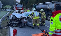 Das Auto wurde komplett demoliert.