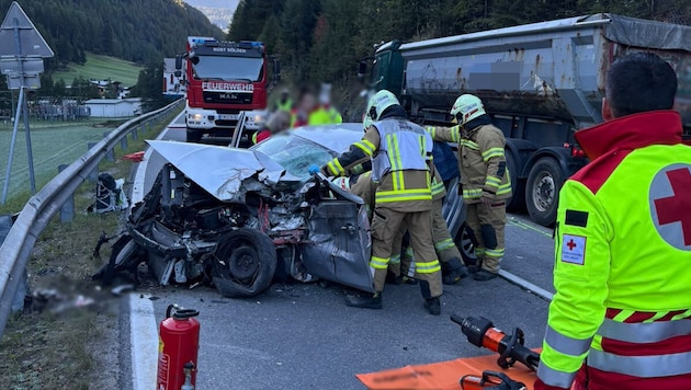 Das Auto wurde komplett demoliert.
