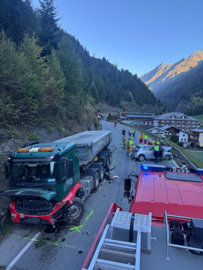 Die B186 musste aufgrund des Unfalls komplett gesperrt werden.