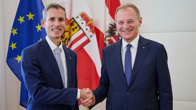 Landeshauptmann Thomas Stelzer gratuliert dem neuen Gmundner Bezirkshauptmann Stefan Blecha (l.)