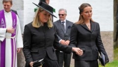 Ihre Tochter Kronprinzessin Ingrid Alexandra gab Königin Mette-Marit bei der Trauerfeier für ...