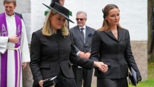 Ihre Tochter Kronprinzessin Ingrid Alexandra gab Königin Mette-Marit bei der Trauerfeier für ...