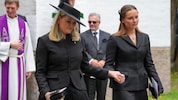 Ihre Tochter Kronprinzessin Ingrid Alexandra gab Königin Mette-Marit bei der Trauerfeier für ...