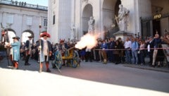 Vor dem Salzburger Dom wurde salutiert.