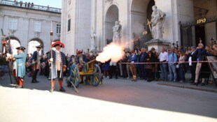Vor dem Salzburger Dom wurde salutiert.