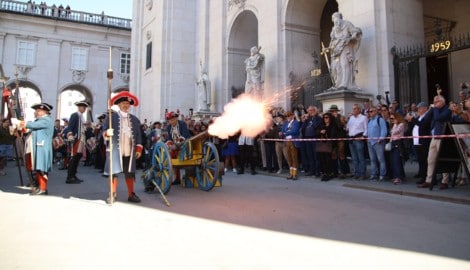 Vor dem Salzburger Dom wurde salutiert.