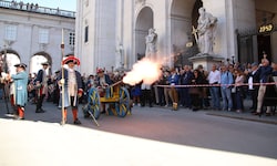 Vor dem Salzburger Dom wurde salutiert.