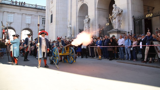Vor dem Dom wurde salutiert.