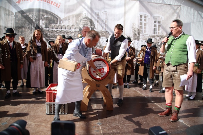 Bürgermeister Auinger beim Bieranstich.