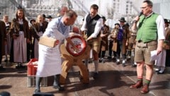Salzburgs Bürgermeister Auinger brauchte für den Bieranstich heuer zwei Schläge.