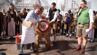 Salzburgs Bürgermeister Auinger brauchte für den Bieranstich heuer zwei Schläge.