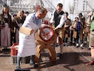 Salzburgs Bürgermeister Auinger brauchte für den Bieranstich heuer zwei Schläge.