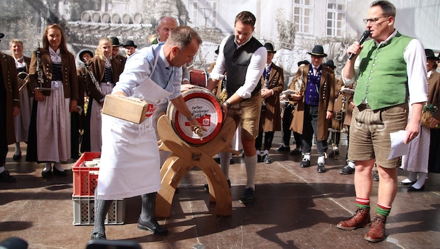 Salzburgs Bürgermeister Auinger brauchte für den Bieranstich heuer zwei Schläge.