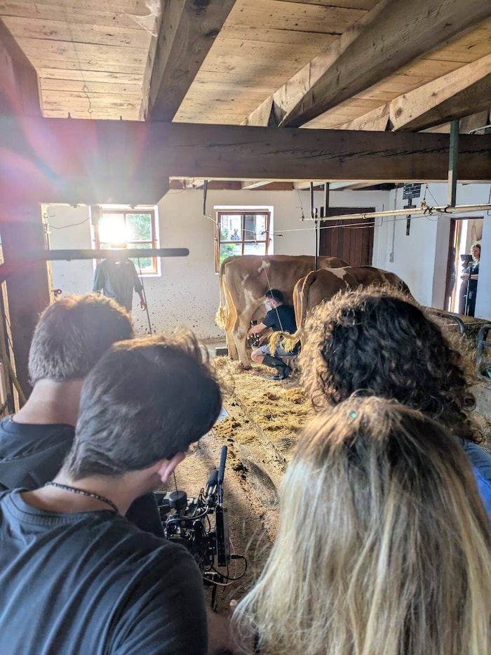 Auch die Arbeit mit Tieren gehört für die Bauern und den Film dazu.