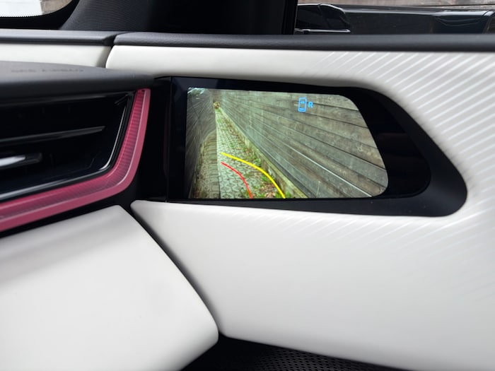 Die Rückfahrkamera hilft mit Linien, allerdings nur im Retourgang.