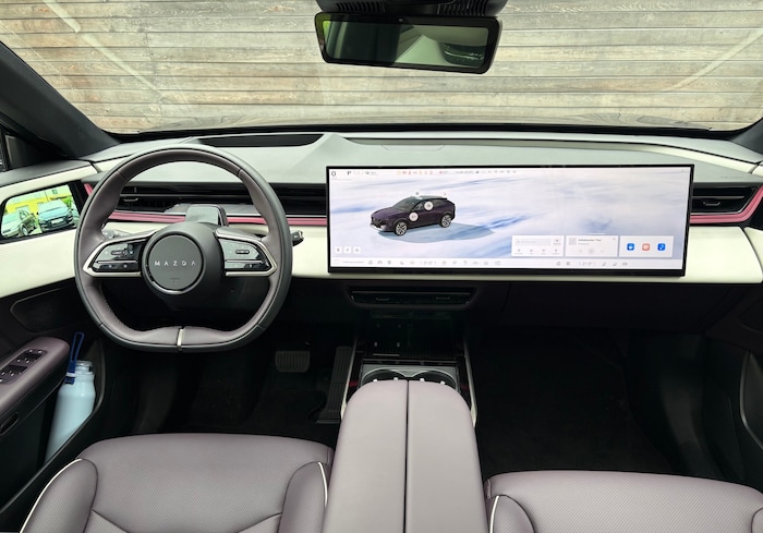 Der 26,45-Zoll-Bildschirm leuchtet das Cockpit aus.