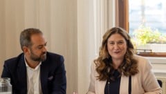 Finanzsprecher Markus Ornig (NEOS) und Wiens Finanzstadträtin Barbara Novak von der SPÖ
