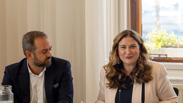 Finanzsprecher Markus Ornig (NEOS) und Wiens Finanzstadträtin Barbara Novak von der SPÖ