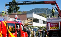 Die Feuerwehr rückte mit dem Schweren Rüstfahrzeug an und brachte den in eine Schaufeltrage ...