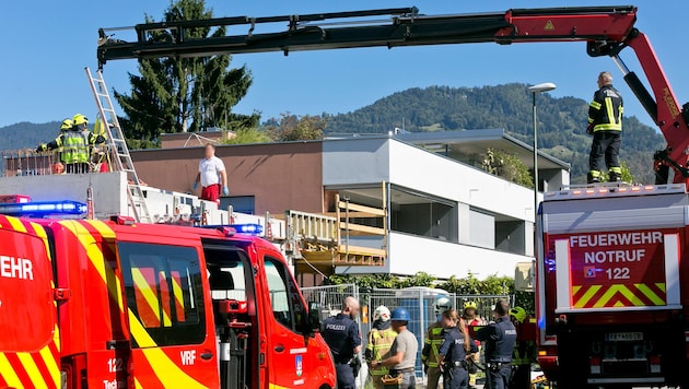 Die Feuerwehr rückte mit dem Schweren Rüstfahrzeug an und brachte den in eine Schaufeltrage ...