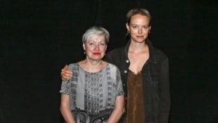 Die bekannte Burgtheater-Schauspielerin Marie-Luise Stockinger (re.) übernahm von Karin Bergmann ...