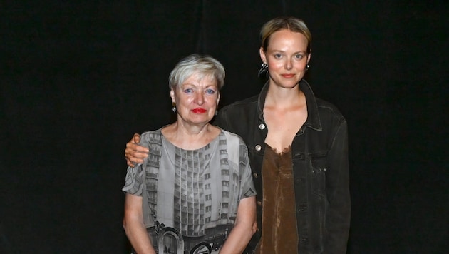 Die bekannte Burgtheater-Schauspielerin Marie-Luise Stockinger (re.) übernahm von Karin Bergmann ...