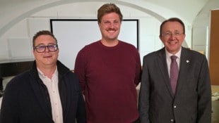 Bürgermeister Matthias Stadler mit Neo-Gemeinderat Sascha Hermanek (li.) und dem künftigen ...