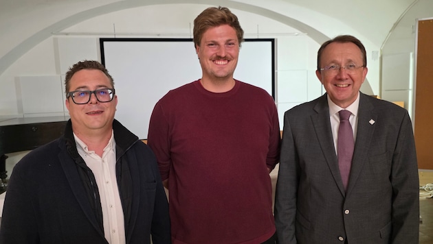 Bürgermeister Matthias Stadler mit Neo-Gemeinderat Sascha Hermanek (li.) und dem künftigen ...