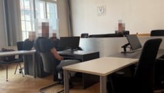 Der 28-jährige Justizflüchtling und sein Bruder (30) sollen Beamte gewürgt, geschlagen und am ...