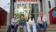 Matthias, Sam und Kinderbürgermeisterin Mia mit Bürgermeister Josef Waltl. 