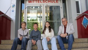 Matthias, Sam und Kinderbürgermeisterin Mia mit Bürgermeister Josef Waltl. 