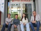 Matthias, Sam und Kinderbürgermeisterin Mia mit Bürgermeister Josef Waltl. 