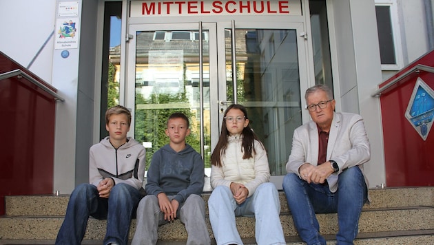 Matthias, Sam und Kinderbürgermeisterin Mia mit Bürgermeister Josef Waltl