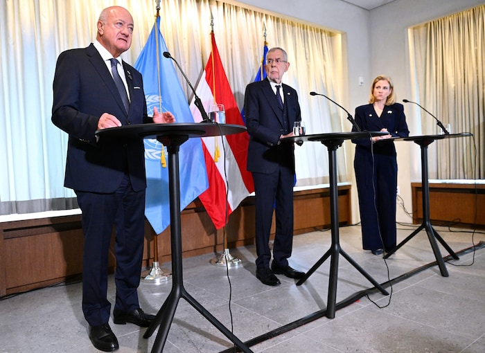 Bundeskanzler Christian Stocker (ÖVP) und Außenministerin Beate Meinl-Reisinger (NEOS) bei der ...