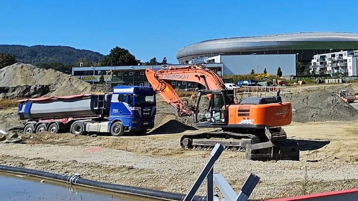17 LKW arbeiten beim Aushub mit.