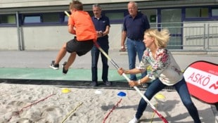 Vize-BM Elisabeth Mayr mit Askö-Präsident Heinz Öhler (re.) und Reinhard Kessler, Präsident des ...