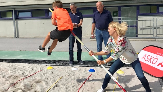 Vize-BM Elisabeth Mayr mit Askö-Präsident Heinz Öhler (re.) und Reinhard Kessler, Präsident des ...