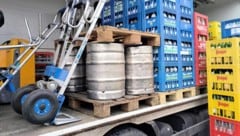 Drei solche Fässer stahlen dreiste Diebe aus dem Lager des Fußballklubs – sie haben eine letzte ...
