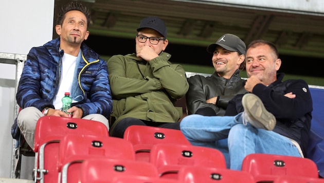 Stefan Hierländer (Zweiter von rechts) schaute sich mit Bruder Wolfram sowie Sportfunktionär ...