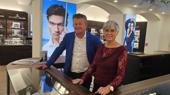 Jacques-Lemans hat wieder offen, Bürgermeister Christian Scheider kam auf Besuch.