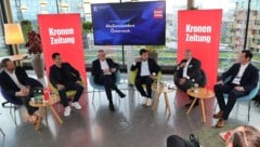 „Krone“-Chefredakteur Klaus Herrmann (3. v. li.) führte durch die Diskussion mit Schwaiger, ...