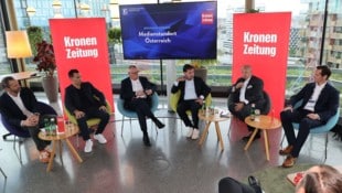 „Krone“-Chefredakteur Klaus Herrmann (3. v. li.) führte durch die Diskussion mit Schwaiger, ...