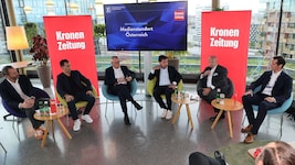 „Krone“-Chefredakteur Klaus Herrmann (3. v. li.) führte durch die Diskussion mit Schwaiger, ...
