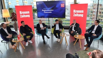 „Krone“-Chefredakteur Klaus Herrmann (3. v. li.) führte durch die Diskussion mit Schwaiger, ...