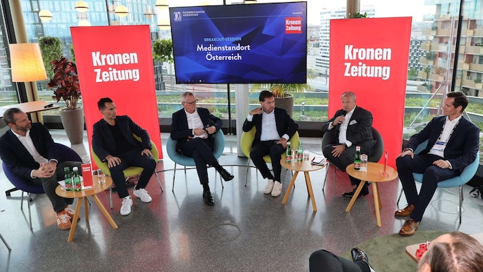 „Krone“-Chefredakteur Klaus Herrmann (3. v. li.) führte durch die Diskussion mit Schwaiger, ...