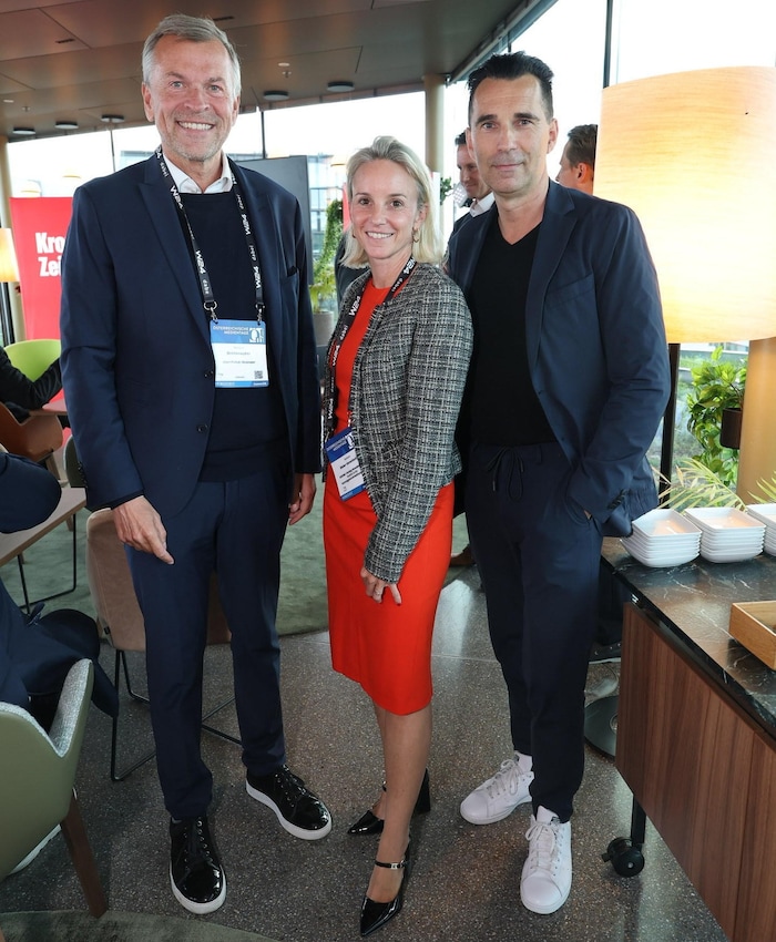 „Krone“-Marketing-Chefin Barbara Bleier-Serentschy mit Markus Breitenecker und Dietmar Otti ...