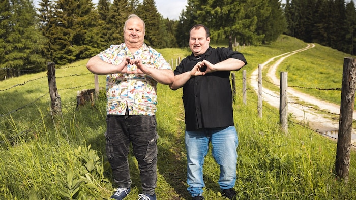 Tom und Julian wollen im „Forsthaus Rampensau“ viele Fan-Herzen gewinnen.