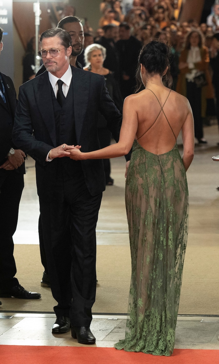 Am roten Teppich hielt Brad Pitt mit seiner Ines Händchen.