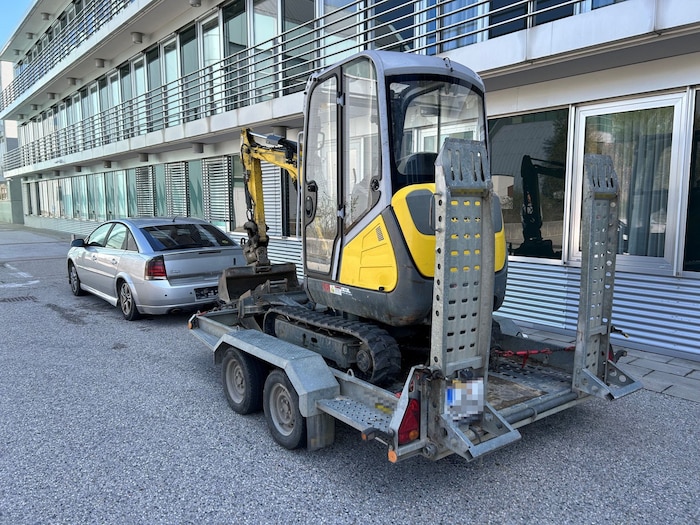 Drei Bagger, drei Autoanhänger, ein Moped und ein Baukompressor wurden sichergestellt.