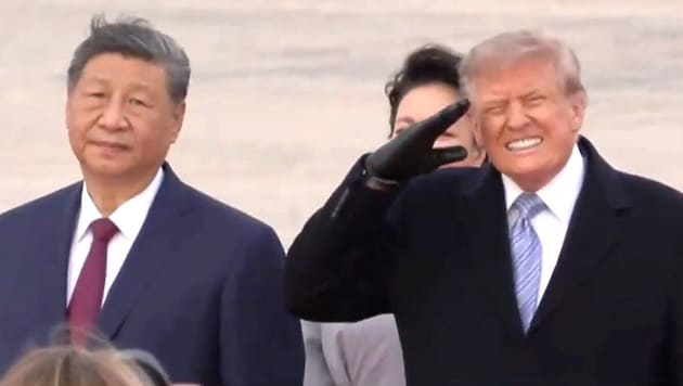 Während Donald Trump sichtlich unter dem ohrenbetäubenden Lärm leidet, bleibt Xi Jinping völlig ...